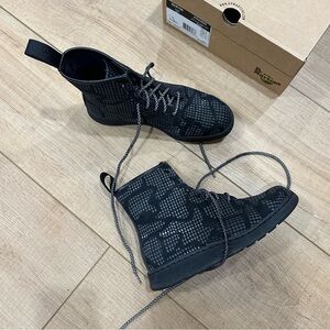 Dr. Martens Newton Black Reflective Snake Print Boots Unisex Mens 8 Womens 9